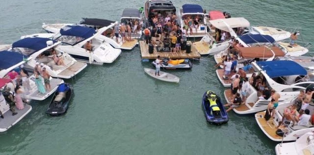 Polícia encerra festa clandestina com mais de 20 lanchas e show em deck flutuante