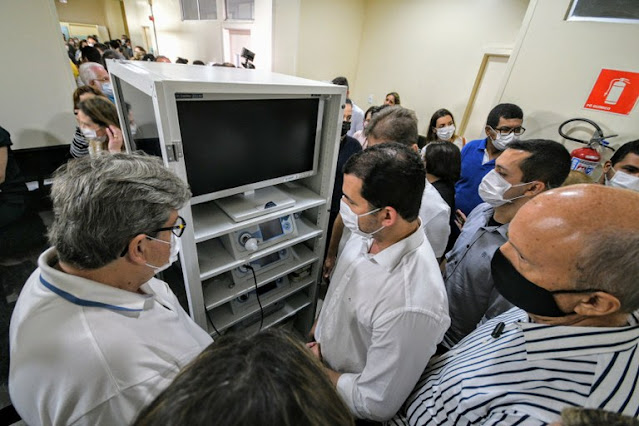 João Azevêdo entrega aparelho de hemodinâmica, tomógrafo e equipamento de videolaparoscopia no Trauma de Campina Grande