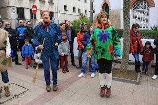 Laguntasuna sale con el gallo en la cuestación de carnaval por las calles de San Vicente