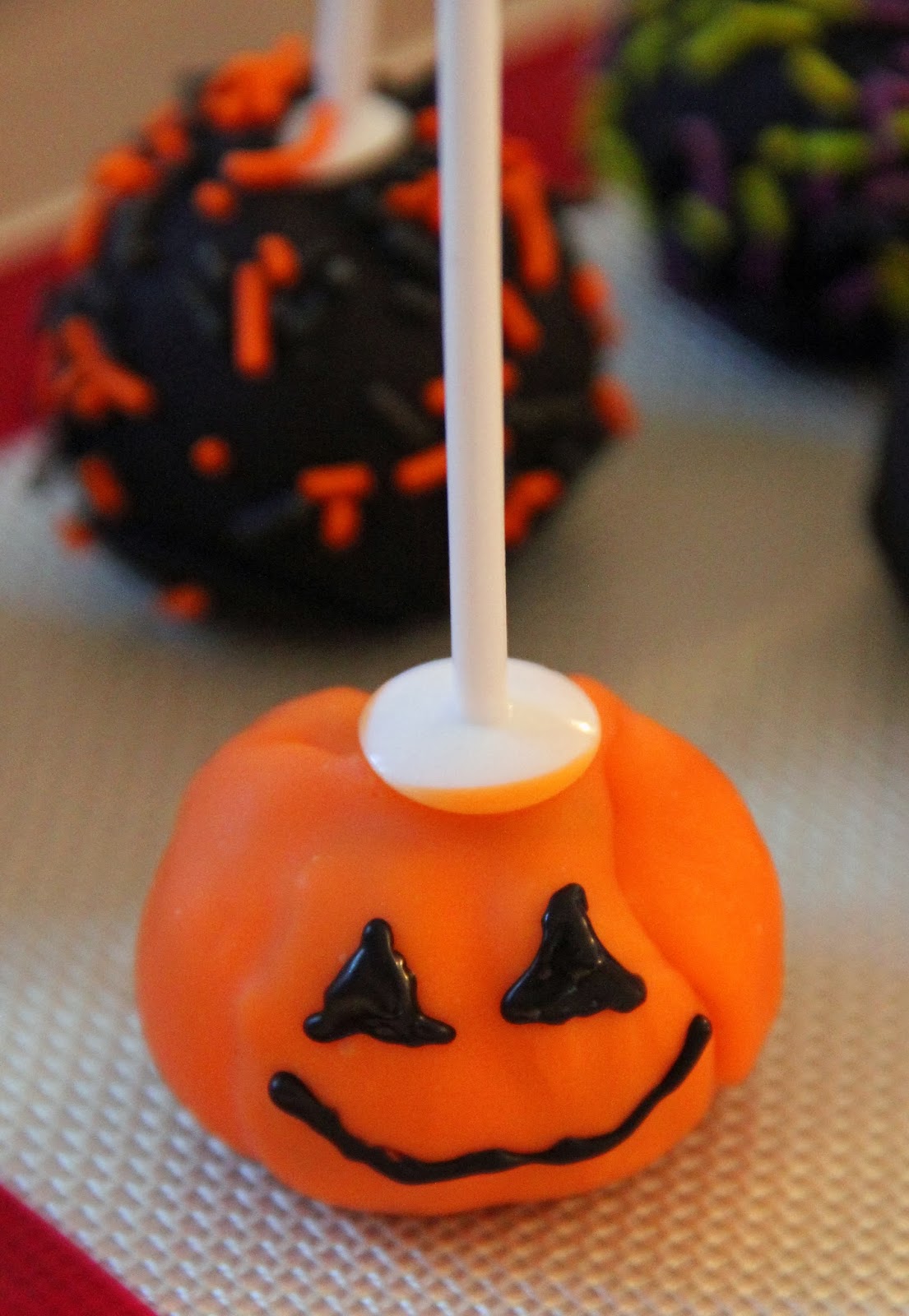 spooky cakes Cake pops are always a hit at Halloween. These Jack O'Lantern cuties 