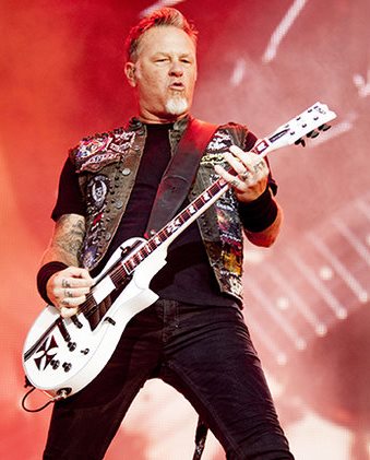 Foto de James Hetfield tocando la guitarra