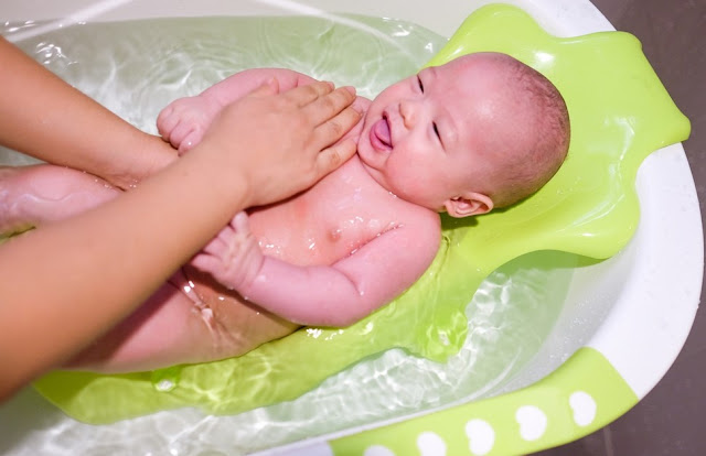 Cara Merawat Bayi yang benar dan Sehat dengan memandikan bayi