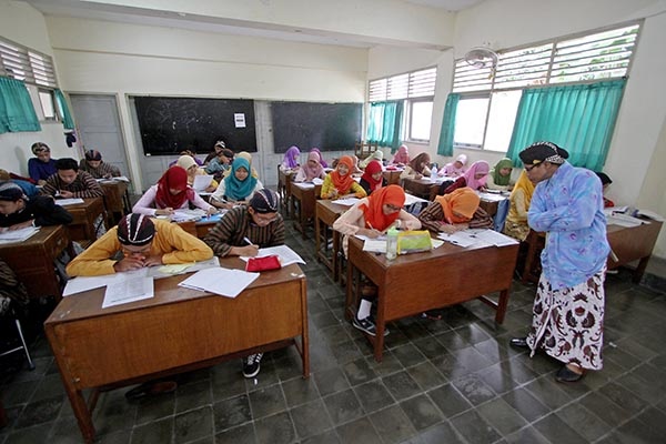 siswa sekolah memakai pakaian ada jawa