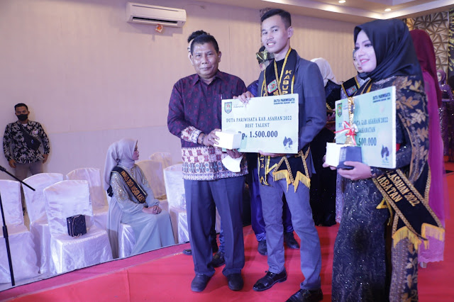 Muhilli Lubis Membuka dan Menyerahkan Hadiah kepada Pemenang Duta Pariwisata Kabupaten Asahan Tahun 2022