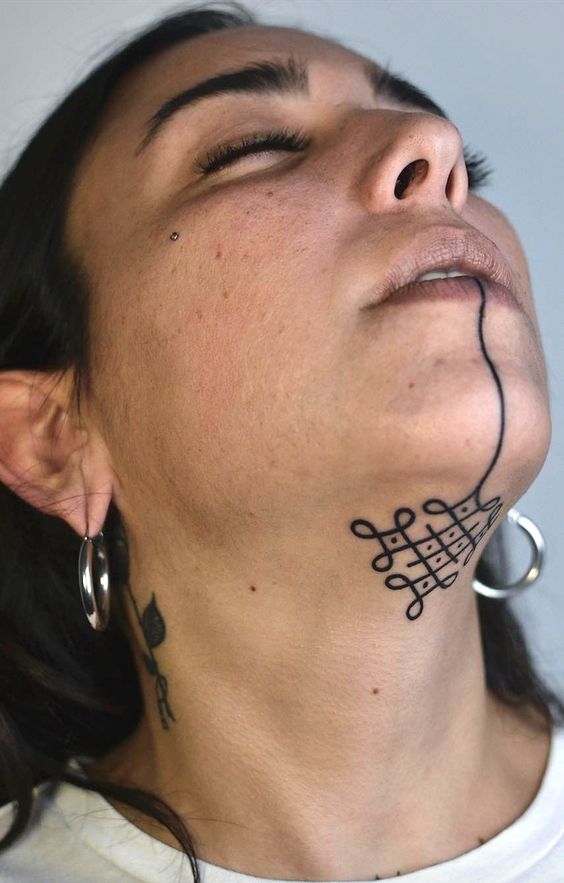 Tatuajes en la garganta
