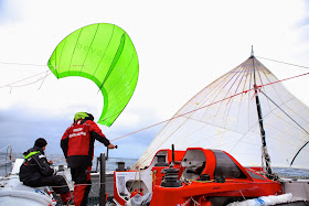 Tracté par des ailes de kite, Arkema - Region Aquitaine (de Lalou Roucayrol) est bien arrivé aux Canaries.