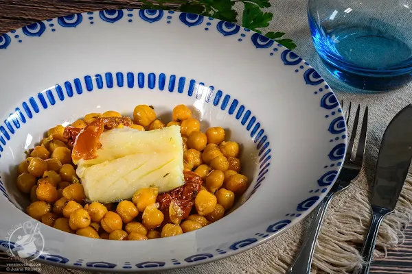 Bacalao a baja temperatura sobre cama de garbanzos y tomate seco