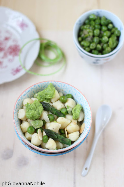 Gnocchi di ricotta di capra con pesto di asparagi e ragù di fave e piselli