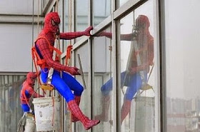 spiderman lucu pembersih kaca