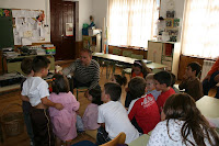 Félix enseñando un lactarius a los niños.Foto Carlos Royán