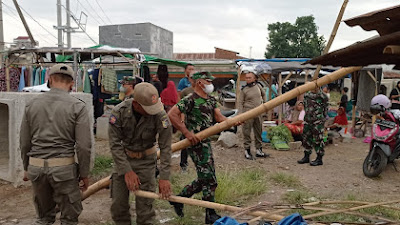 Tim Gabungan Satpol PP dan Koramil 1615-01/Selong Bongkar Lapak Kaget