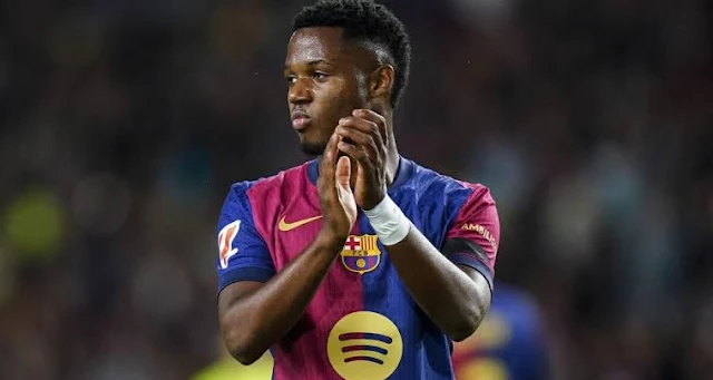 L'avenir d'Ansu Fati semble s'éloigner de Barcelone. Le jeune attaquant, sous contrat jusqu'en juin 2027, ne rentre plus dans les plans de son entraîneur et devrait changer d'air lors du prochain mercato estival. Plusieurs clubs seraient intéressés par ses services, dont un en Allemagne. Le Borussia Dortmund sur les rangs ?  Selon les informations de Fichajes, le Borussia Dortmund serait très intéressé par l'international espagnol. Les dirigeants du club allemand auraient même entamé des discussions avec l'entourage du joueur. Un intérêt qui pourrait bien se concrétiser, d'autant plus que le Barça ne serait pas contre un départ de son jeune attaquant. Un montant de 12 millions d'euros évoqué  En cas de transfert, le natif de Bissau serait estimé à 12 millions d'euros. Un montant qui pourrait permettre au Barça de réaliser une belle opération financière, tout en donnant l'occasion à Ansu Fati de relancer sa carrière dans un club ambitieux. Cette saison, Ansu Fati a connu des difficultés et n'a fait que 8 apparitions sous le maillot du Barça. Son manque de temps de jeu pourrait le pousser à chercher un nouveau club où il pourra s'exprimer pleinement. Le Borussia Dortmund pourrait être une destination idéale pour lui.