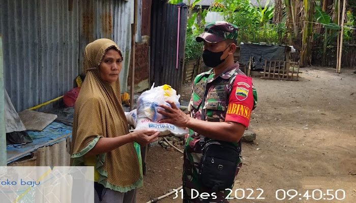 Pererat Kemanunggalan, Babinsa Kodim 0204/DS Berbagi ke Warga Kurang Mampu di Dolok Masihul