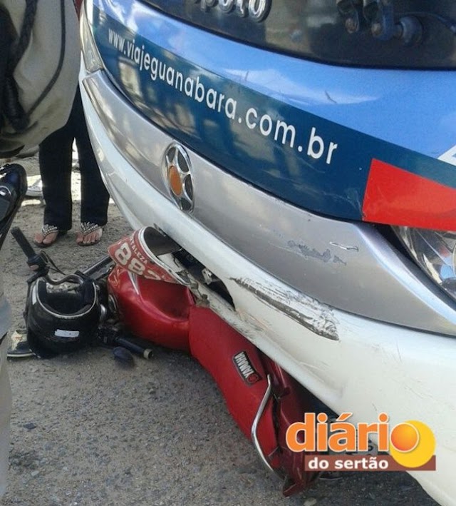 Acidente entre ônibus da Guanabara e moto deixa uma vítima gravemente ferida