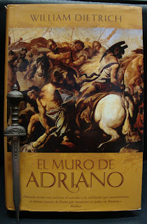 Portada del libro El muro de Adriano, de William Dietrich