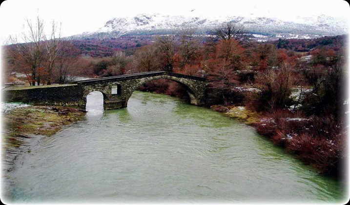  Δυτική Μακεδονία - Γρεβενά -  Γεφύρι Ζιάκα .  Η κοινότητα του Ζιάκα (Τίστα) είναι χτισμένη σε 900 υψόμετρο. Βρίσκεται 19 χλμ. νοτιοδυτικά των Γρεβενών και σ' αυτήν ανήκουν οι δύο οικισμοί Κρύα Βρύση ή Τίστα και Περιβολάκι ή Πιπινίτσα. Είναι πατρίδα του ήρωα Θεόδωρου Ζιάκα, από όπου πήρε και το όνομά της, όπως και το περίφημο πέτρινο γεφύρι του Ζιάκα που χτίστηκε επί Τουρκοκρατίας. Κάτω από το γεφύρι περνάει ο Βενέτικος, που πηγάζει από τις περιοχές Δοτσικού, Προσβόρου και Αλατόπετρας. Λίγο βορειότερα από το Περιβολάκι, περνάει το «Ποταμούλι», που πηγάζει με τη σειρά του από την περιοχή Λάβδας Πολυνερίου.