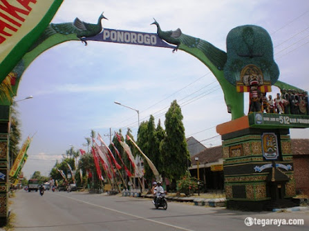 Gerbang Kota Ponorogo simbol Kesenian Reog Ponorogo yang terkenal