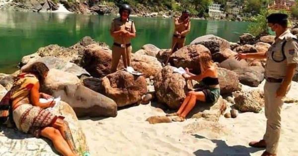  Unique Punishment to  Foreign Tourists  due to  lockdown violation in India....😂Indian Police Ashamed