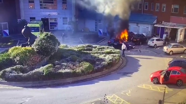 El momento de la explosión de un presunto terrorista suicida en un taxi frente a un hospital en Liverpool