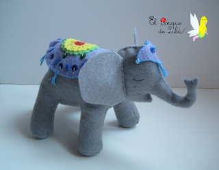 elefante-fieltro-sobremesa-indio-Hindú-elbosquedelulu-hechoamanoparati-regalo-navidad-animales-peluches-regalo-personalizado