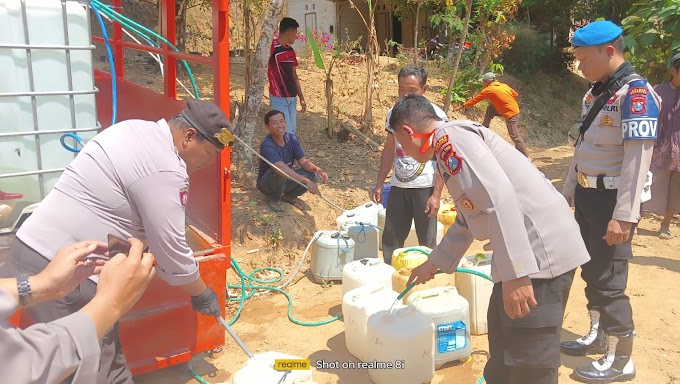 Bansos Penyaluran Air Bersih Dari Bhayangkari Ranting Polsek Slahung.