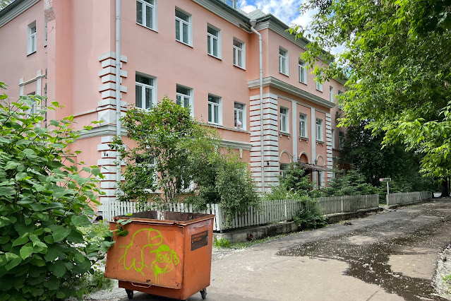 Севастопольский проспект, дворы, «железнодорожный остров», гостиница Orange House Hotel (бывший жилой дом) (здание построено в 1950 году)
