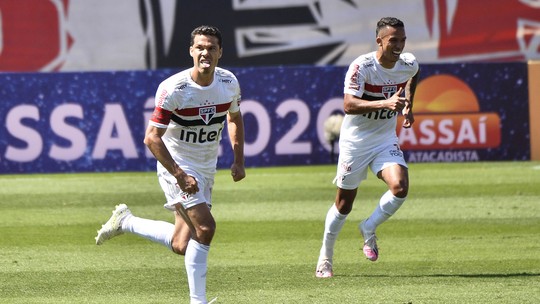 São Paulo pula pra vice liderança e Flamengo vence a segunda com o VAR em ação