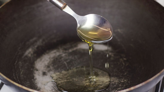 Use measuring spoons for oil