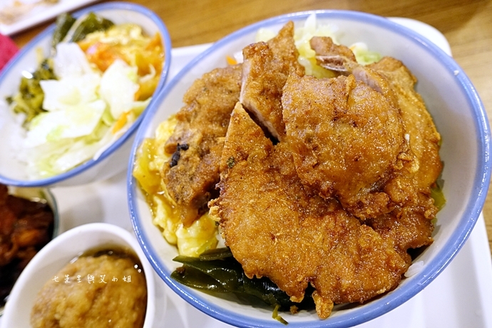 10 板橋古早味美食成昌食堂排骨飯獅子頭飯焢肉飯