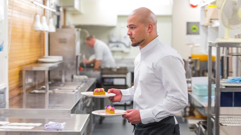 Sean Selby tại Nhà tù Rimutaka năm 2014, phục vụ thực khách trong trải nghiệm ăn uống Gate to Plate. (Ảnh: Trung tâm Cải tạo)