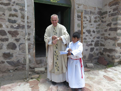 Messfeier in der Kapelle von Chuqui. Der Padre, ein freundlicher Mensch, wartet 1 1/2 Stunden auf seine Schäflein. Der Fluss, an dem die Kapelle liegt, war nur schwer passierbar.