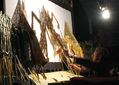  Apakah kalian pernah menyaksikan pertunjukan wayang kulit atau festival lukisan Pintar Pelajaran Kesenian di Indonesia : Pengertian, Seni Rupa, Sastra, Pertunjukan, Perkembangan, dan Macam-macam