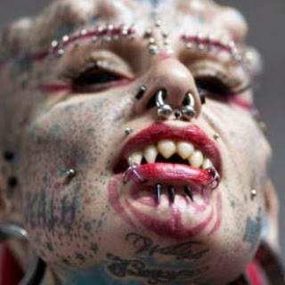 Upoznajte “Vampir ženu” koja ima najekstremniji body art na svijetu