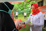 Bupati Winarti Serahkan Bantuan Sosial Rp 600 RbTunai Secara Simbolis