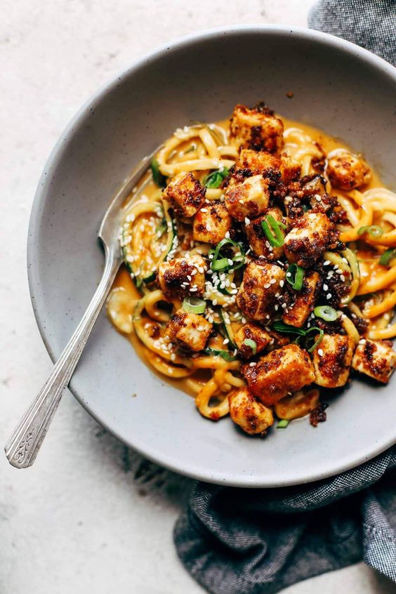 Spicy Sesame Zoodles with Crispy Tofu! SUPER easy recipe with familiar ingredients - soy sauce, peanut butter, sesame oil, garlic, zucchini, and tofu. Vegan / Vegetarian #pasta #vegetarian #vegan #healthy #dinner #recipe 