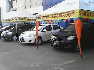 Pameran Mobil di Showroom Blue Bird Semarang