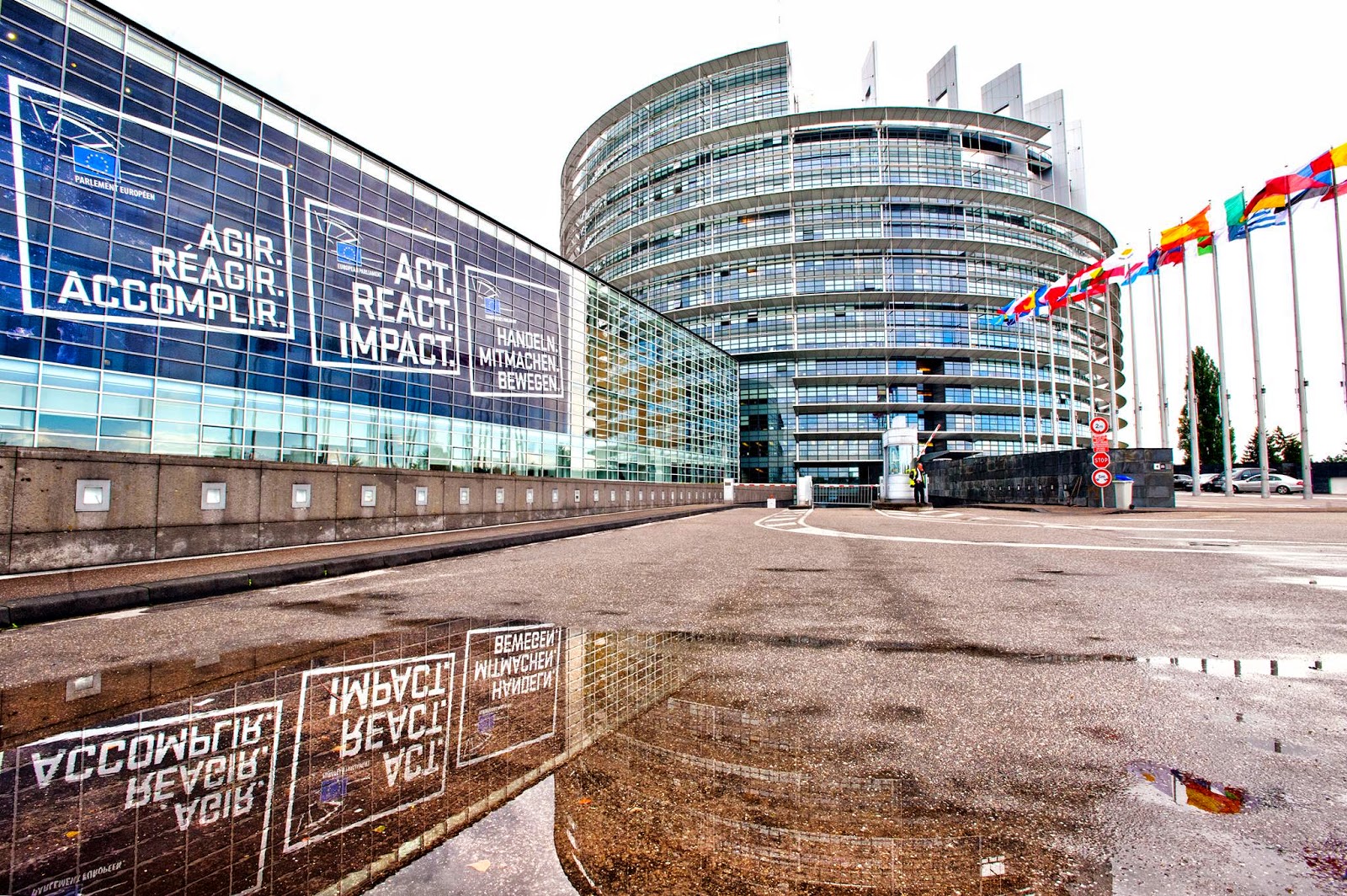 Parlement en miroir Bandeau de couverture de la page fcbk du Parlement Européen
