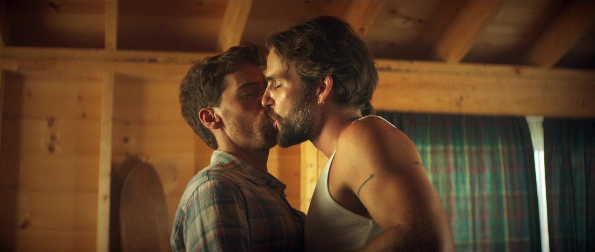 Denis Milne Sex Movie - Shirtless Men On The Blog: Travis Nelson & Jordan Gavaris & Jerry  O'Connell: Scena Gay