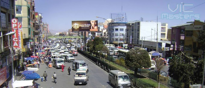 La avenida 6 de marzo en El Alto, Bolivia