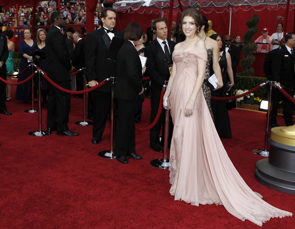 anna kendrick hairstyles. Anna Kendrick accessorized her