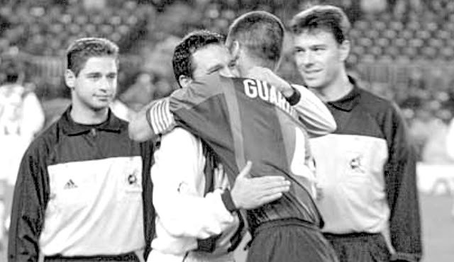 Eusebio y Guardiola se abrazan antes de comenzar el encuentro. F. C. BARCELONA 3 REAL VALLADOLID 1. 13/01/2001. Campeonato de Liga de 1ª División, jornada 18. Nou Camp, Barcelona, España, 35.000 espectadores. GOLES: 1-0: 52’, Kluivert. 1-1: 54’, Caminero. 2-1: 90+2’, Guardiola. 3-1: 90+4’, Rivaldo.