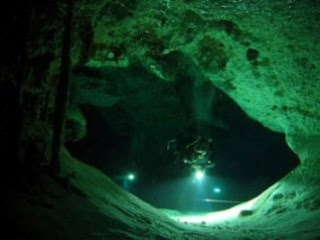 Sungai di Dasar Laut Cenote Angelita, Mexico