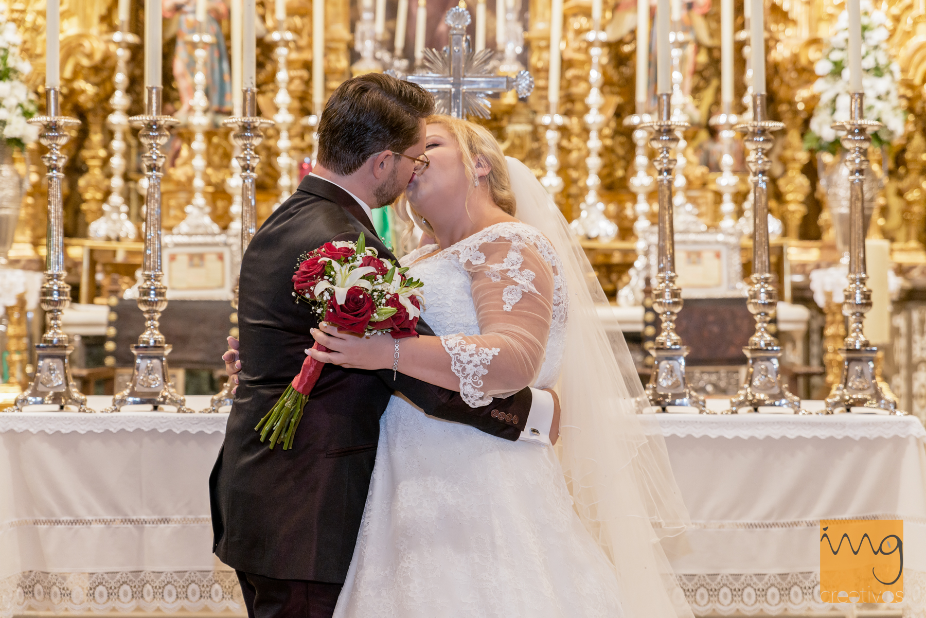 Beso en el altar después de la ceremonia nupcial