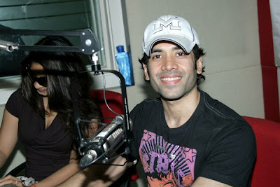 Tusshar Kapoor and Tanisha Mukherjee play Holi at Big 92.7 FM