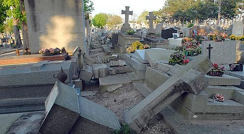 Résultat de recherche d'images pour "profanation cimetière"