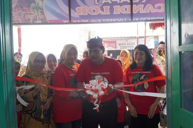 Plt Bupati Nganjuk, Marhaen Djumadi, memotong pita sebagai simbol dilaunchingnya Rumah Sahabat Perempuan dan Anak di Desa Candirejo, Senin 15 Agustus 2022