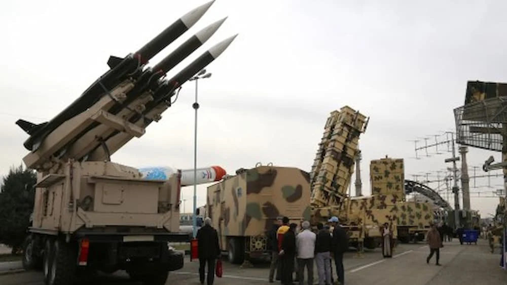 إيران تكشف عن أسلحة دفاع جوي جديدة وسط تصاعد التوترات الإقليمية