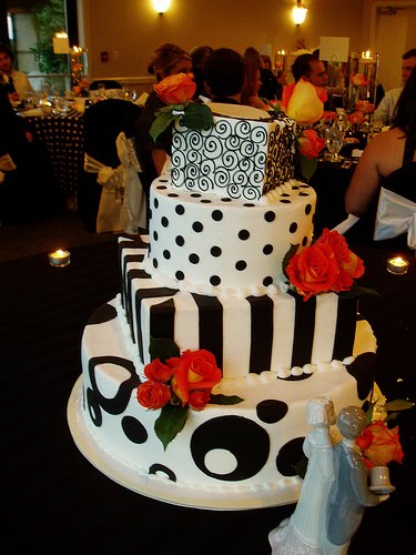Art Deco Black and White Wedding Cake This art deco wedding cake spotted 