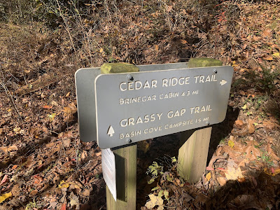 Sign of the trailhead with its name on it.