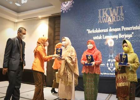 Ketua TP PKK Lampung Terima IKWI Award 2022 Sebagai Perempuan Inspiratif Bidang Sosial